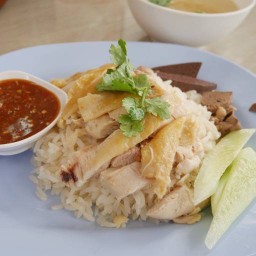 เห้ย! ข้าวมันไก่ ก๋วยเตี๋ยวไก่ฉีก ลูกชิ้นปิ้ง ปากซอยเอกมัย 23 (สะพานลอย)คนข้าม