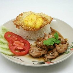 กระเทียมพริกไทย เสิร์ฟพร้อมข้าว