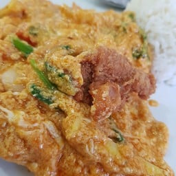 ข้าวไก่กรอบผัดผงกระหรี่