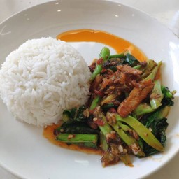 ข้าวราดผัดคะน้าปลากระป๋อง