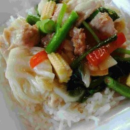 ผัดผักรวมมิตรหมูชิ้นราดข้าว