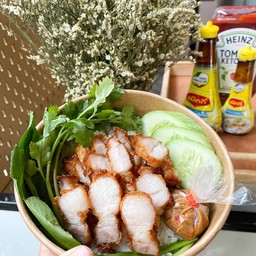 ข้าวจิ้นหมูสามชั้นทอด ซอสแมกกี้