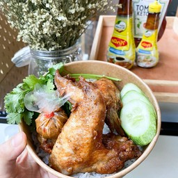 ข้าวจิ้นปีกไก่ทอด ซอสแมกกี้