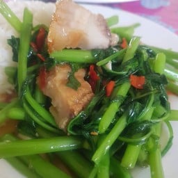 ข้าวราดผักบุ้งหมกรอบ