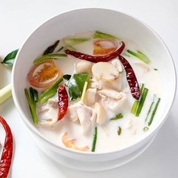 ต้มข่า เสิร์ฟพร้อมข้าว