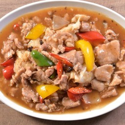 เส้นใหญ่ผัดพริกหวาน เนื้อ