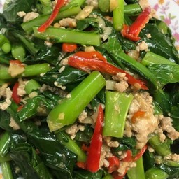 ข้าวราดคะน้านำมันหอยใส่หมูสับราดข้าว