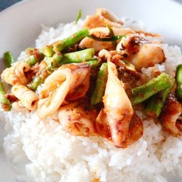 ข้าวพริกแกงปลาหมึก