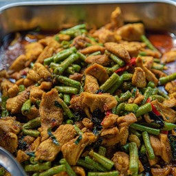ไก่ผัดเครื่องแกง
