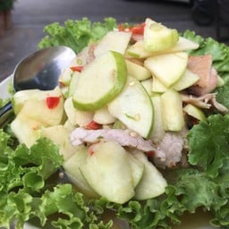 ยำหมูย่างแอปเปิ้ล
