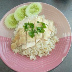 ชายสี่บะหมี่เกี๊ยวและข้าวมันไก่เฮียทอง