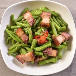 ผัดถั่วฝักยาวหมูกรอบ