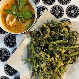 ยำผักบุ้งกรอบ