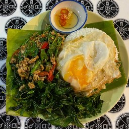 ข้าวผัดกะเพราไข่เยี่ยวม้า