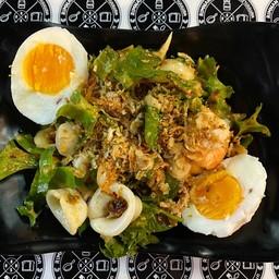 ยำถั่วพลูทะเลไข่ต้ม