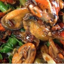 กระเพราหอยแมลงภู่นิวซีแลนด์ราดข้าว