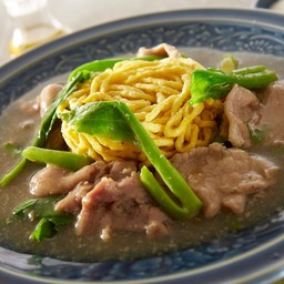 ราดหน้าหมี่กรอบหมู