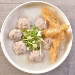 โจ๊กลูกชิ้นหมู