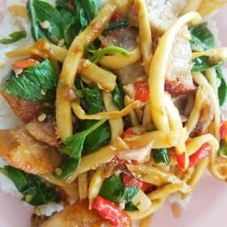 กะเพราหน่อไม้(กับข้าว)