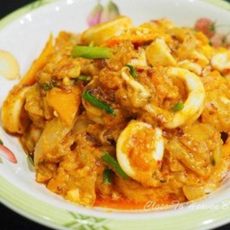 ปลาหมึกผัดไข่เค็มราดข้าว