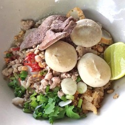 ก๋วยเตี๋ยวหมูต้มยำ (แห้ง)