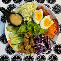 สลัดเอ็นไก่ทอดกับไข่ต้ม