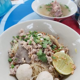ก๋วยเตี๋ยวหมู (แห้ง)