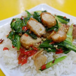 ข้าวผัดคะน้าหมูกรอบ