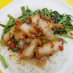 ข้าวผัดผักบุ้งหมูกรอบ