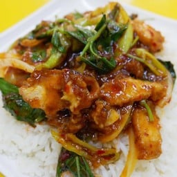 ข้าวผัดพริกแกงหมูกรอบ