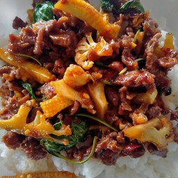 ผัดพริกเผาเนื้อราดข้าว