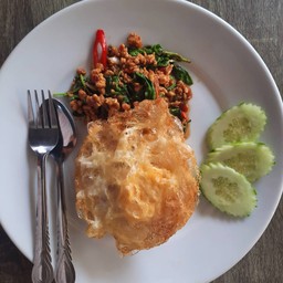 ข้าวผัดกระเพราเนื้อไข่ดาว