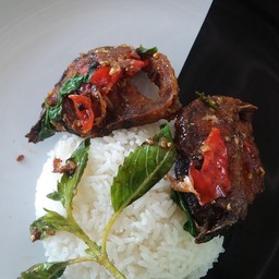 ผัดกระเพราปลาดุกทอดกรอบราดข้าว