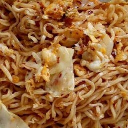 มาม่าผัดไข่หมูสับ