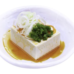 เต้าหู้ราดน้ำมันพริก (Tofu with Chili oil and crispy onions)
