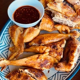 ไก่ย่างเขาสวนกวาง หนังกรอบ หอมเครื่องเทศสมุนไพร  รสชาติต้นตำหรับกลมกล่อม 