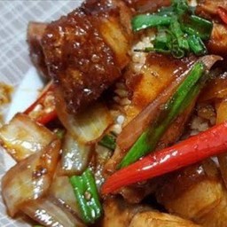 ผัดพริกเผาหมูกรอบราดข้าว