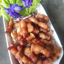 สามชั้นทอดน้ำปลา