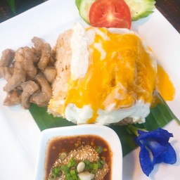 ข้าวผัดแจ่วหมูย่าง+ไข่ข้น
