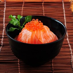 ข้าวหน้าแซลมอน + ไข่ปลา