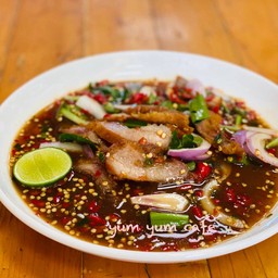 ยำคอหมูทอด