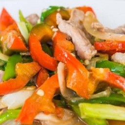 ผัดพริกอ่อนหมูกรอบราดข้าว