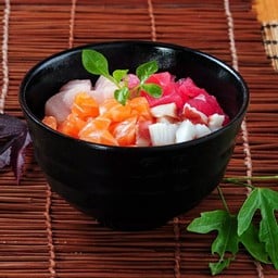 ข้าวหน้าปลาดิบรวมหั่นเต๋า