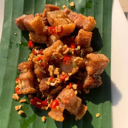 หมูกรอบคั่วพริกเกลือราดข้าว
