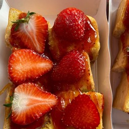 ขนมปังสตอเบอรรี่(ผลไม้ในรูปเป็นผลไม้ตามฤดูกาลบางครั้งอาจจะใส่น้อยบ้างเยอะบ้างต้องขออภัยลูกค้าด้วยนะคะ)