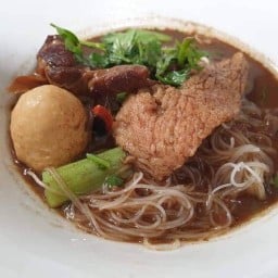 ถูก อิ่ม อร่อย ก๋วยเตี๋ยวหมูน้ำใส่ต้มยำ ข้างหลังกาแฟอเมซอน