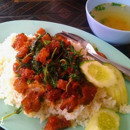 ข้าวผัดกะเพราหมูกรอบ