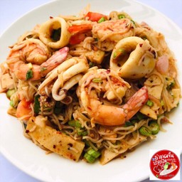 ยำขนมจีนไก่ยอ+ซีฟู้ดส์ (ไก่ยอ+หมึก+กุ้ง)