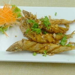 ปลาทรายทอดกระเทียม