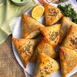 Vegetarian Samosa 10pcs with chutney sauce
